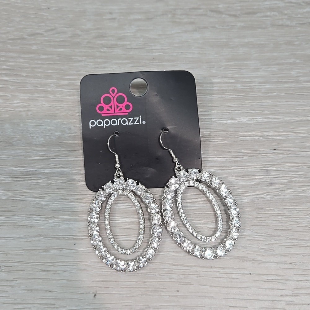 NEW Paparazzi Sparkling Silver Oval Earrings